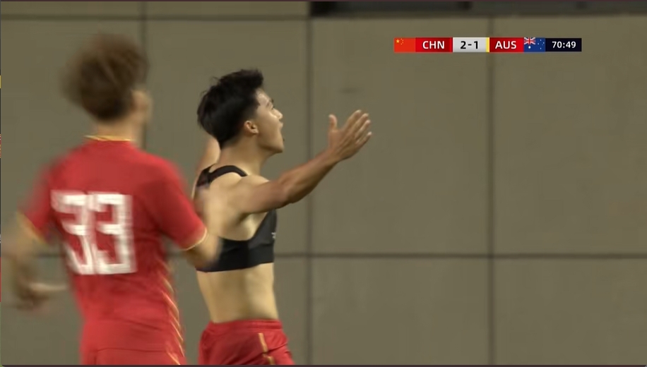 脫衣慶祝！梁仕宇頭球接力破門，國少3-1領(lǐng)先澳大利亞U16