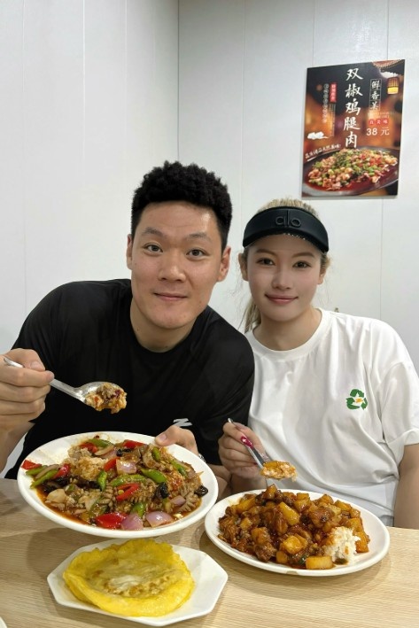 張寧妻子：今天是結(jié)婚兩年紀(jì)念日 行囊羞澀都無恨&難得夫妻是少年