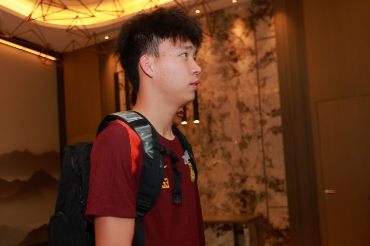 和剛才我直播時(shí)候分析的一樣印尼主攻右路，王鈺棟狀態(tài)不錯(cuò)有機(jī)會(huì)