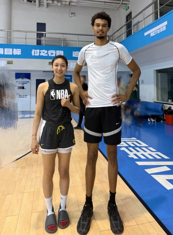 ??當(dāng)時(shí)的秀發(fā)依然濃密！北京女籃球員齊鈺曬與文班亞馬的合照