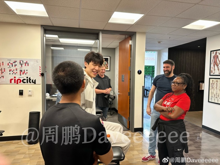 周鵬：發(fā)布會(huì)后球隊(duì)與瀚森溝通 譬如喜歡吃什么 事無巨細(xì)熱情極了