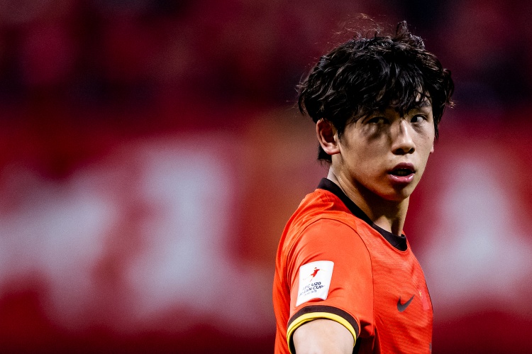 ??國足全隊為劉誠宇的19歲生日慶祝，蒯紀聞帶頭唱生日歌
