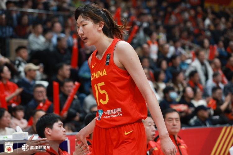 攻防壓制！首節(jié)中國女籃28-8凈勝印尼女籃20分 全隊16中9