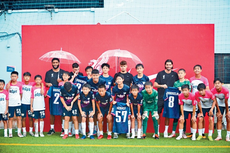 索博斯洛伊等4名利物浦球員與杰志U14互動，并進行隊內(nèi)訓練賽