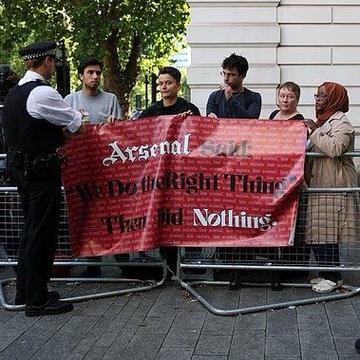 英媒：托馬斯出席聽證會，法院外抗議者拉橫幅控訴阿森納假道學(xué)