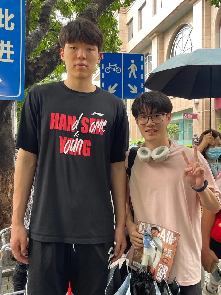 合影了~網友在廣東遇到楊瀚森：看到他我都呆住了 瀚森很平易近人