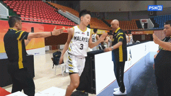 地滑之秀！馬來西亞U16球員出場時摔倒險成飛鏟 教練組集體受驚