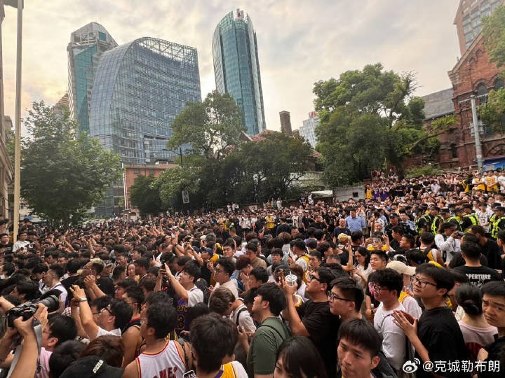 網(wǎng)友曬照：公司樓下好多人 感謝詹姆斯MVP 領(lǐng)導(dǎo)讓我們?cè)琰c(diǎn)下班