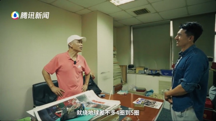 馬德興：報(bào)道足球以來(lái)估計(jì)寫了3000多萬(wàn)字，每年飛差不多20萬(wàn)公里