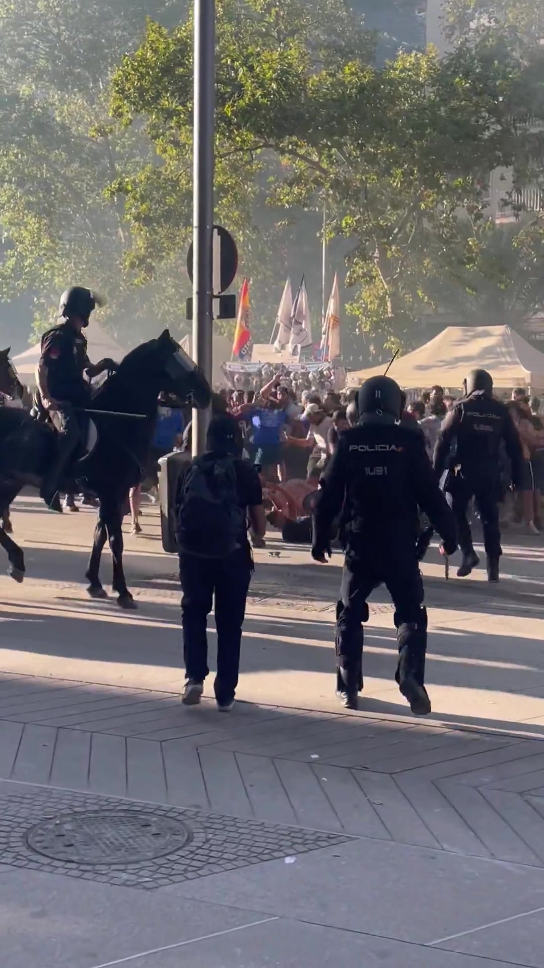 場面失控????伯納烏球場外大批馬賽球迷與警方爆發(fā)沖突