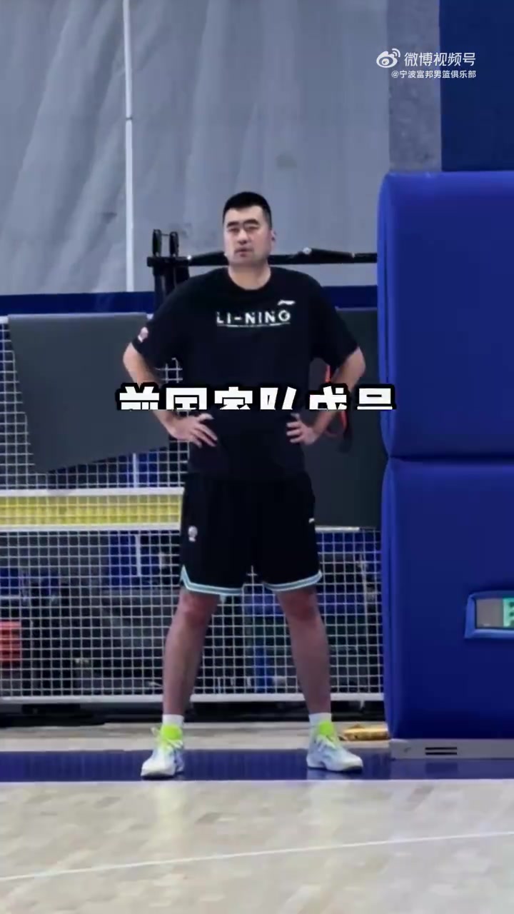 助理教練耐心指導(dǎo)！張兆旭向?qū)幉谢@球員傳授經(jīng)驗與技術(shù)