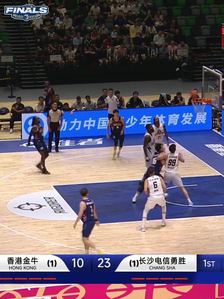 克羅斯頻頻在內(nèi)線打成 為球隊貢獻(xiàn)出18分6籃板5助攻的亮眼成績！
