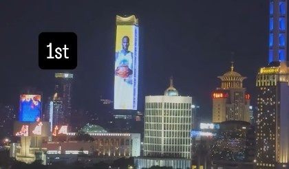 亮相中國上海外灘巨幕！追夢：媽媽我做到了 永懷感恩！
