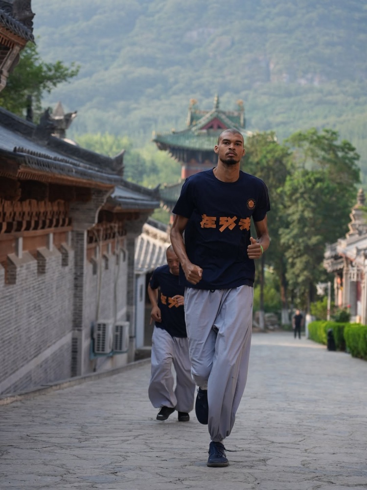 支線任務(wù)結(jié)束！馬刺曬組圖回顧文班夏天之旅：封面為少林寺之行