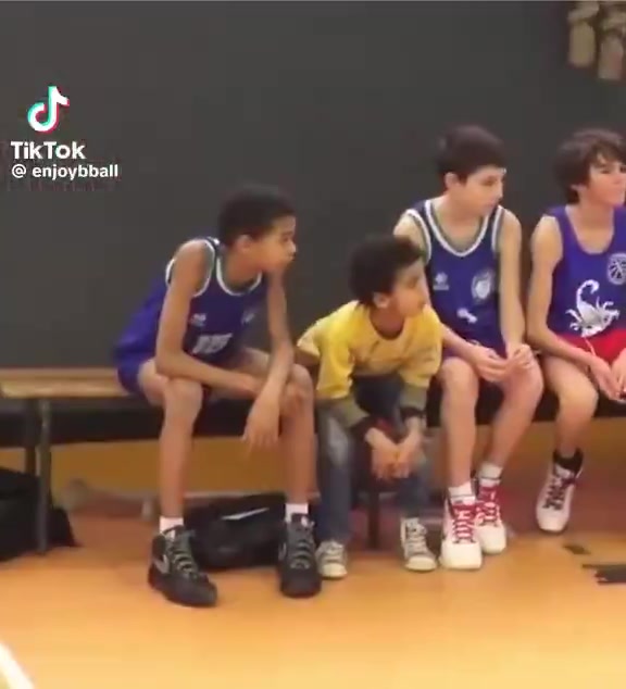 ??很喜歡生氣砸球??！小時(shí)候的文班亞馬是怎么打球的？