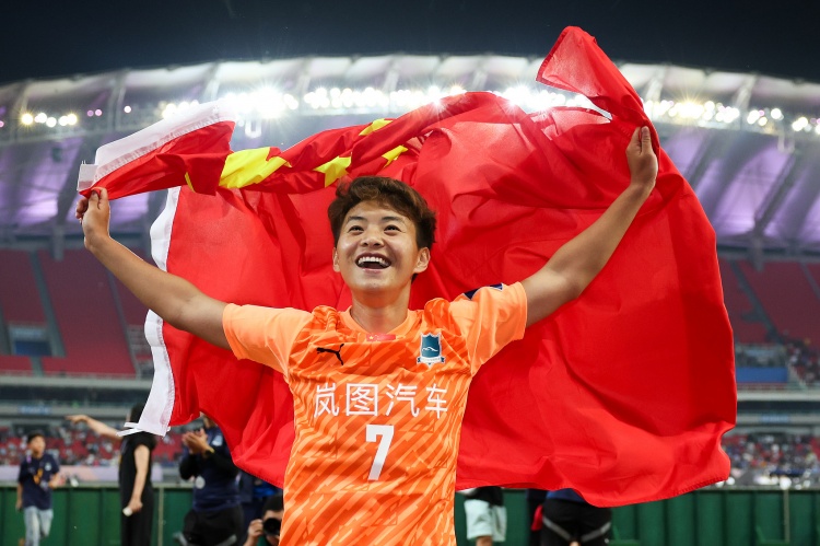 率武漢女足亞冠奪冠！官方：王霜入選亞足聯(lián)年度最佳女足球員候選