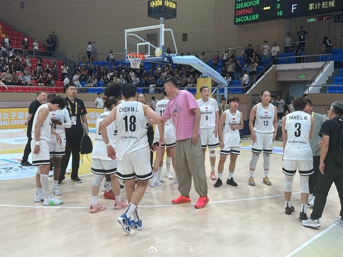 殺進(jìn)FIBA亞洲女籃聯(lián)賽決賽！杜鋒賽后跟廣東女籃全隊(duì)致意