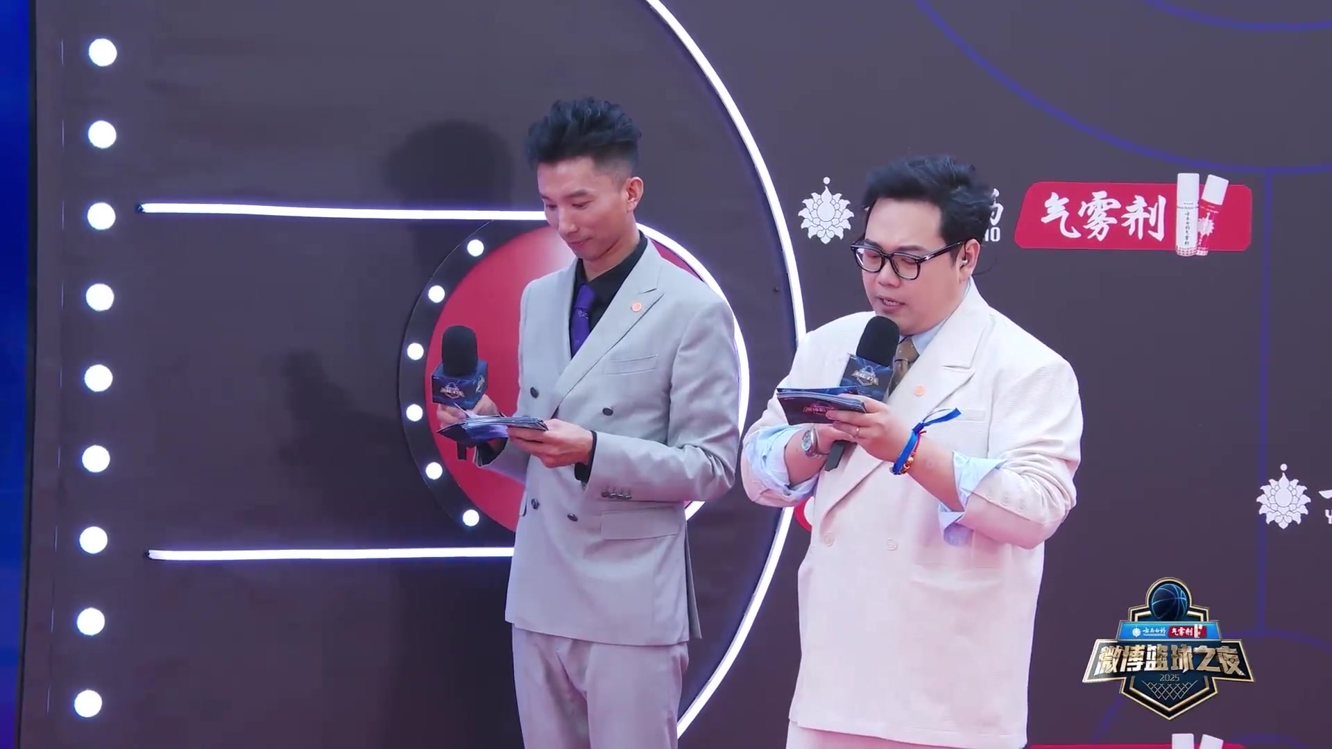 前男籃隊長！周鵬攜妻子亮相微博籃球之夜 這是什么神仙顏值啊