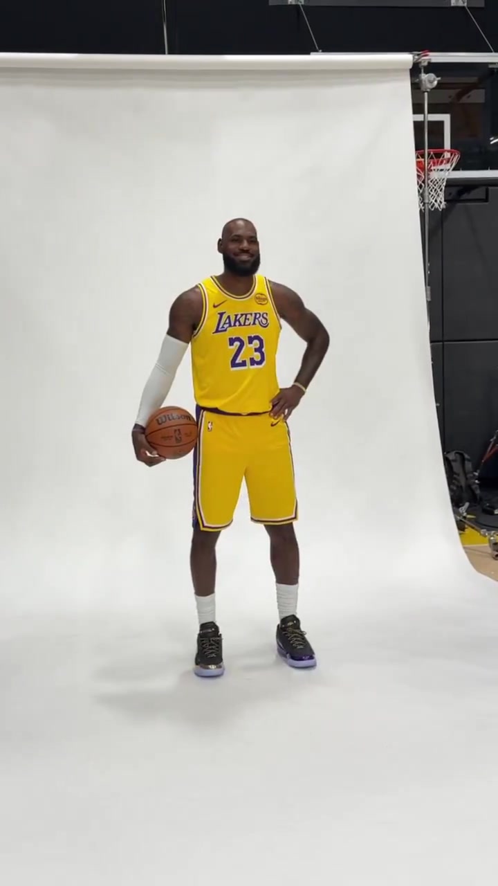 NBA官推曬詹姆斯拍攝定妝照：LBJ參加史無前例的第23個媒體日！